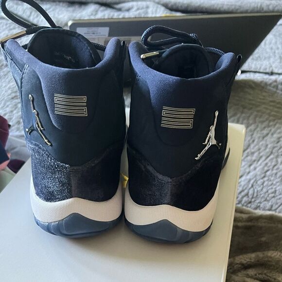 2022 women’s Air Jordan 11 Retro 'Midnight Navy Velvet' - Picture 8 of 9